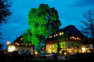 Das-Hotel-bei-Nacht
